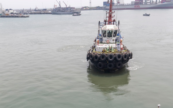 INS Sindhuvijay (S62) moors alongside USS Frank Cable (AS 40)