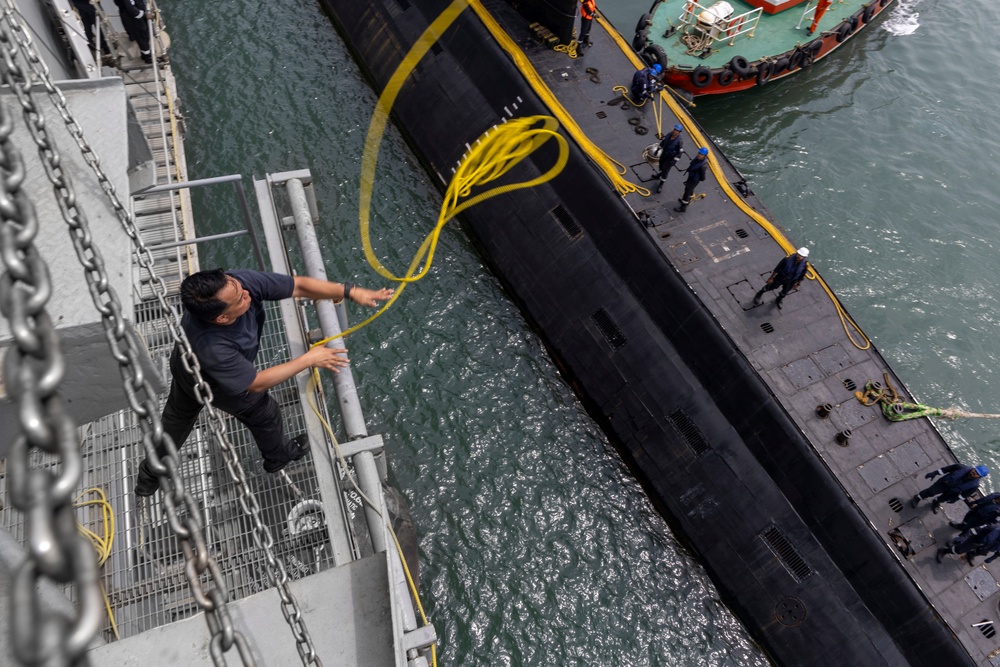 INS Sindhuvijay (S62) moors alongside USS Frank Cable (AS 40)