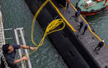 INS Sindhuvijay (S62) moors alongside USS Frank Cable (AS 40)