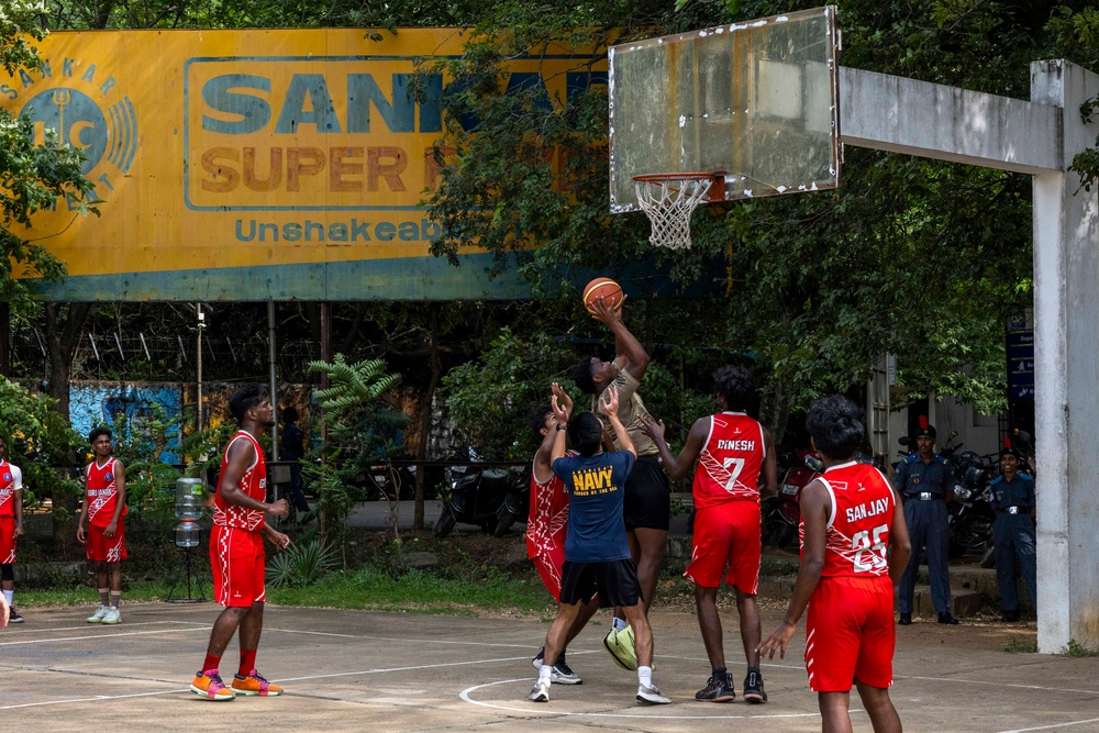 USS Frank Cable (AS 40) Sailors participate in sports with Guru Nanak College students