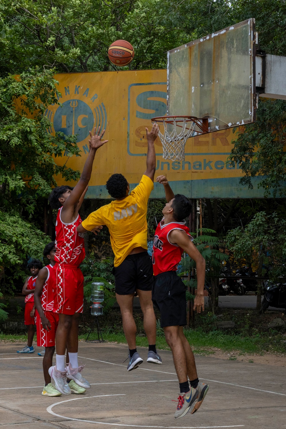 USS Frank Cable (AS 40) Sailors participate in sports with Guru Nanak College students