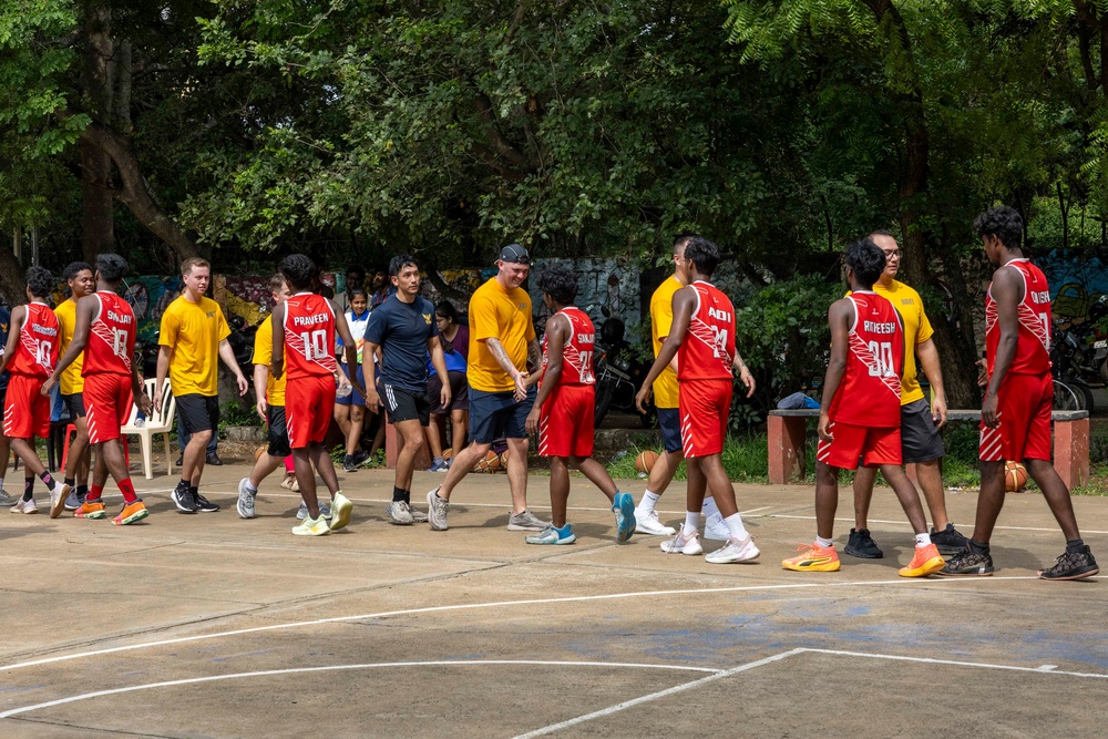 USS Frank Cable (AS 40) Sailors participate in sports with Guru Nanak College students