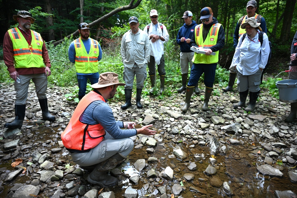 Buffalo District Biologists Study Macroinvertebrates