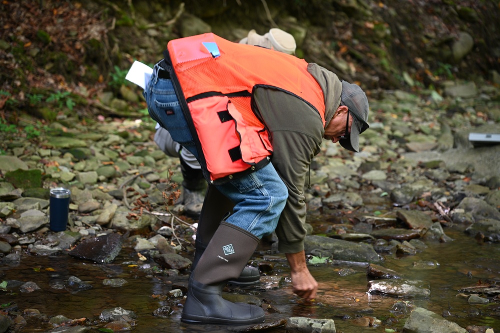 Buffalo District Biologists Study Macroinvertebrates