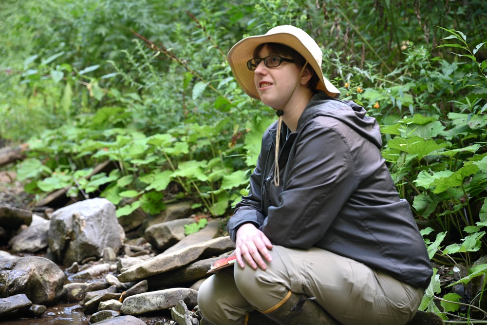 Buffalo District Biologists Study Macroinvertebrates