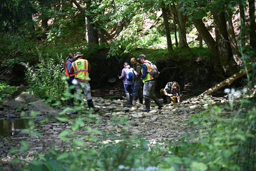 Buffalo District Biologists Study Macroinvertebrates