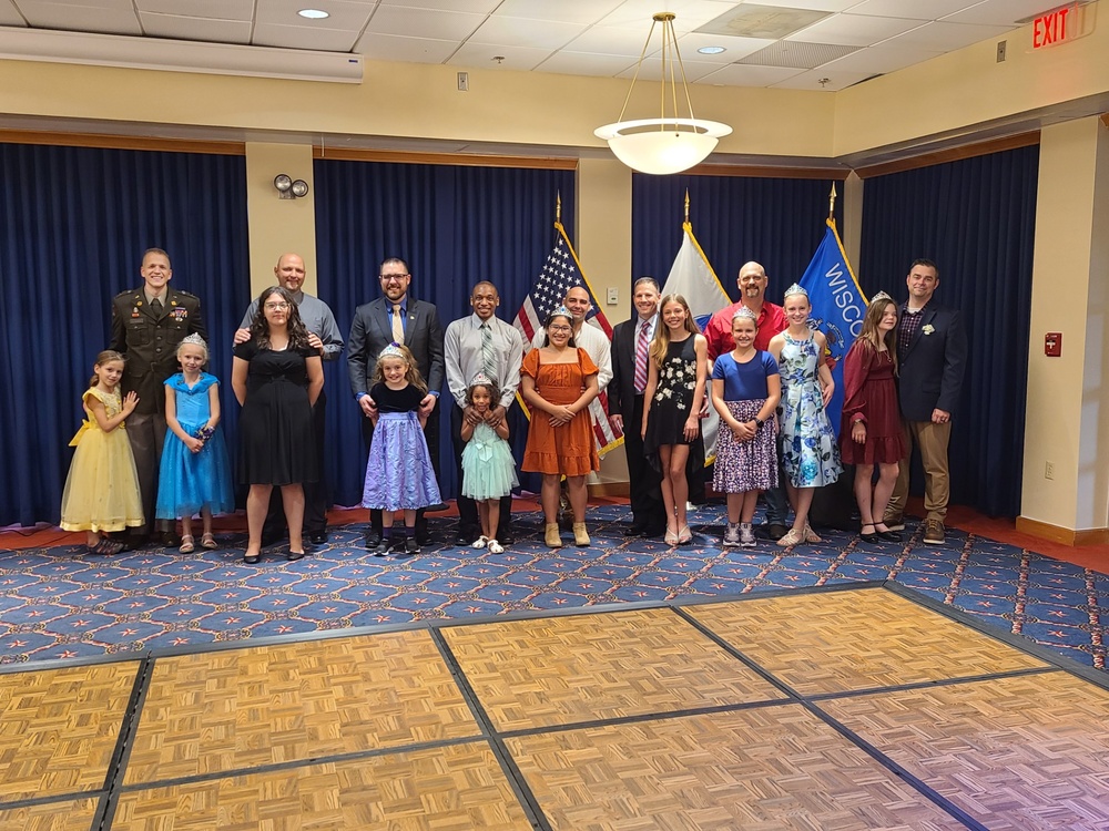 Soldiers Participate in Father/Daughter Dance