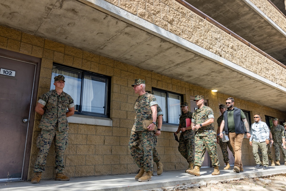 Commandant, Gen. Eric M. Smith visits I MEF