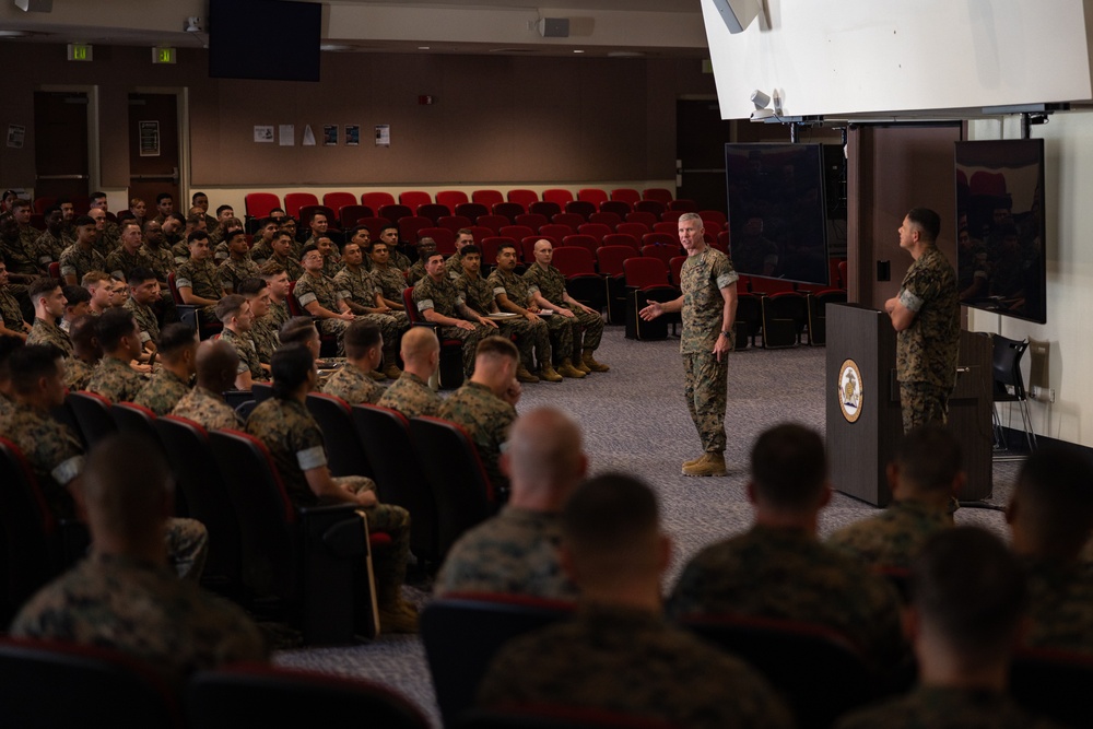 Commandant, Gen. Eric M. Smith visits I MEF