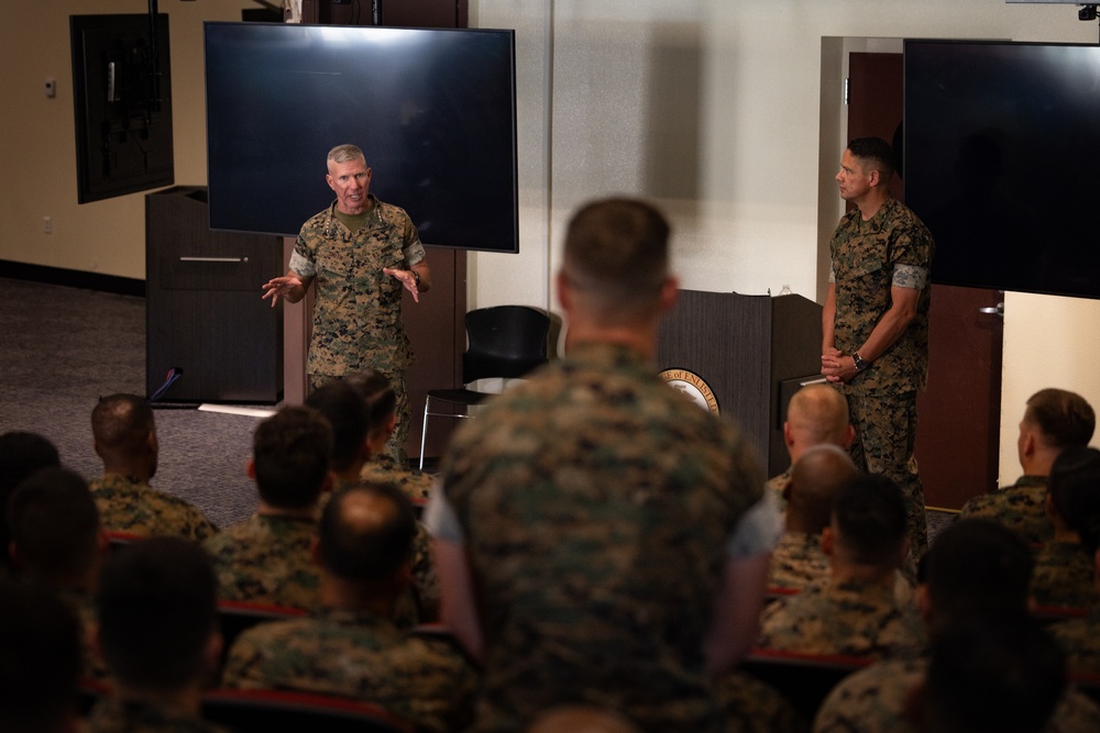 Commandant, Gen. Eric M. Smith visits I MEF