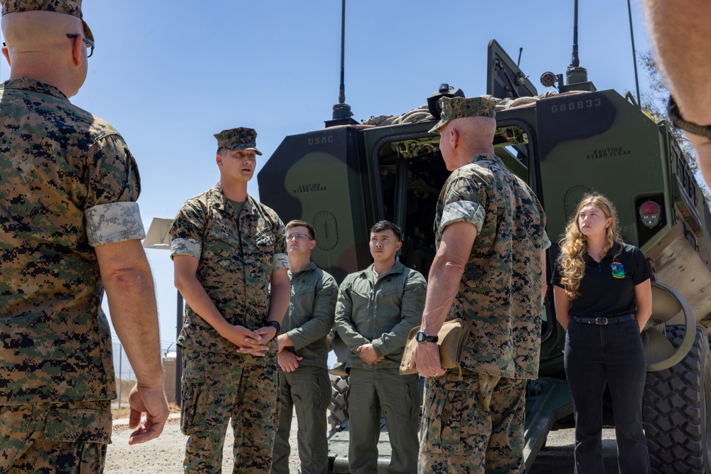 Commandant, Gen. Eric M. Smith visits I MEF