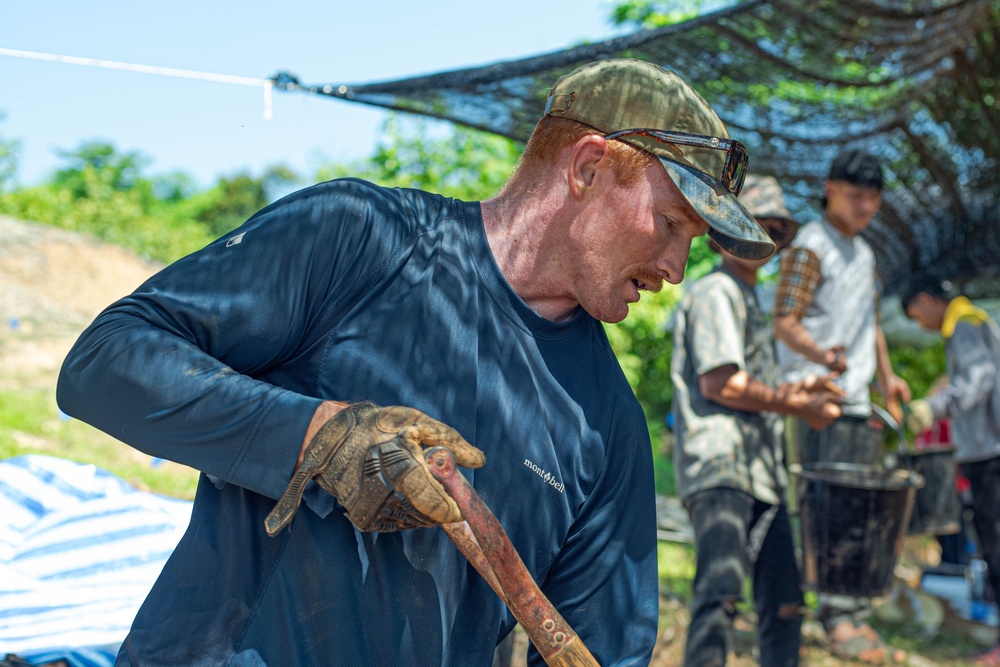 Recovery Team 1 and members of the Vietnamese Office for Seeking Missing Persons dig: Vietnam 25-3VN