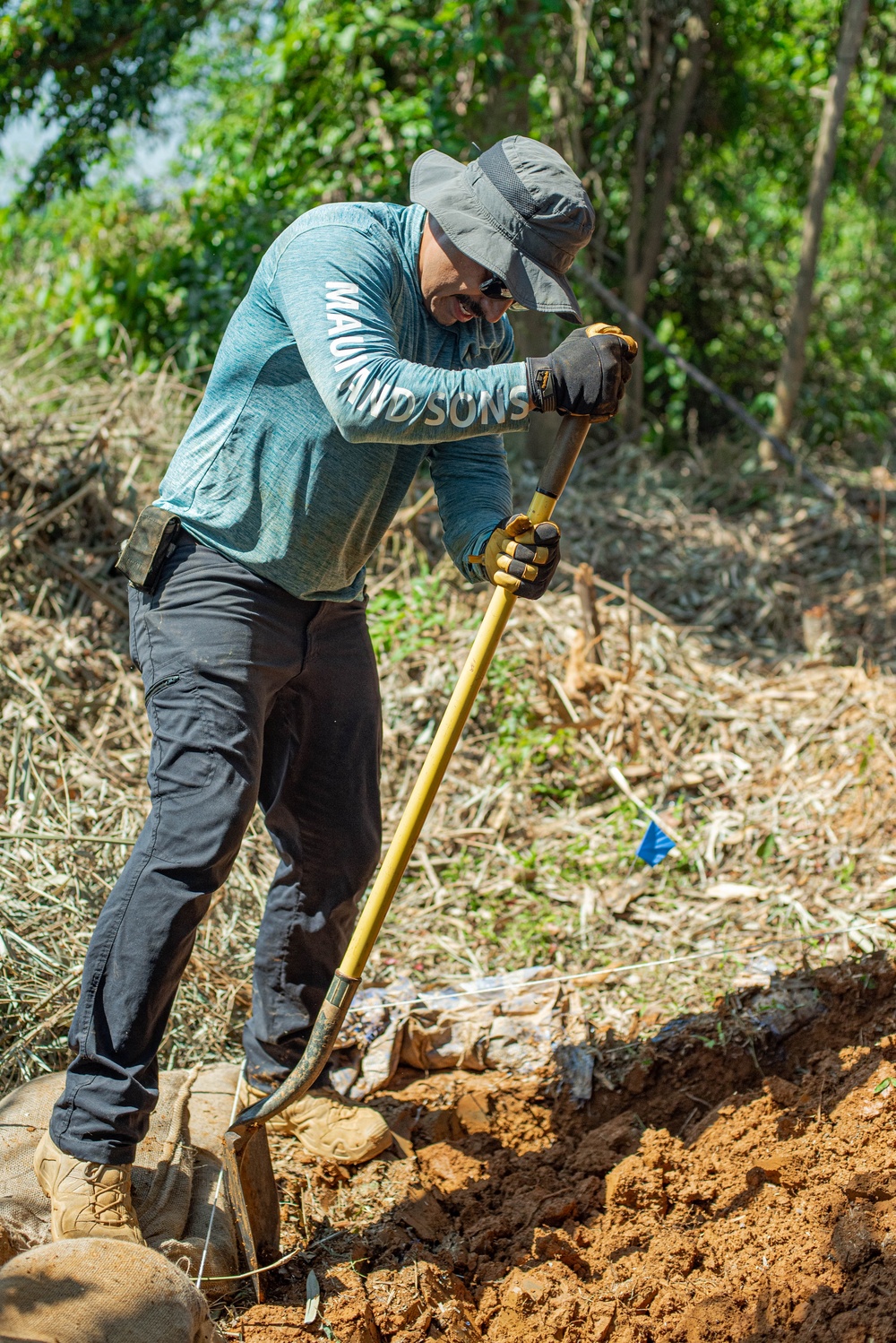 Recovery Team 1 and members of the Vietnamese Office for Seeking Missing Persons dig: Vietnam 25-3VN