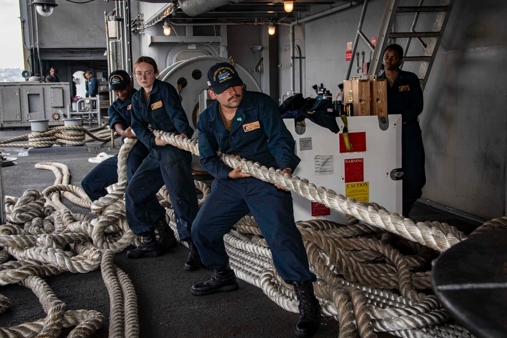 USS Abraham Lincoln pulls into San Diego