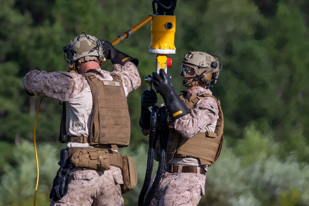 Marines with Logistics Operations School participate in helicopter support team training