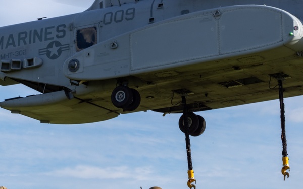 Marines with Logistics Operations School participate in helicopter support team training