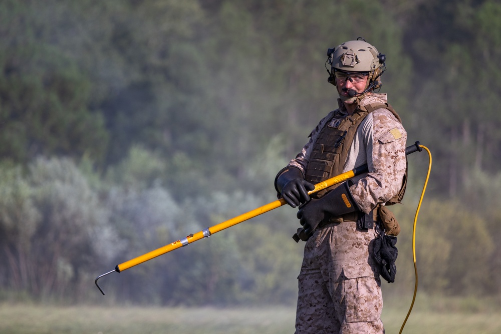 Marines with Logistics Operations School participate in helicopter support team training