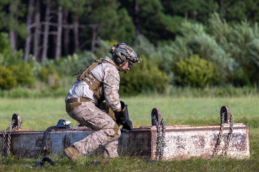 Marines with Logistics Operations School participate in helicopter support team training