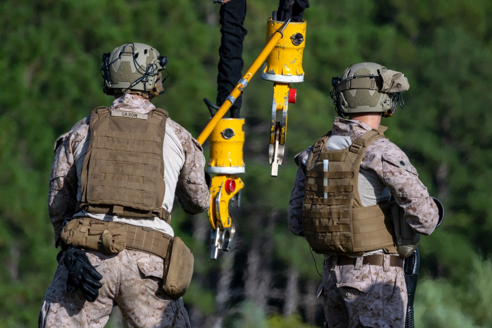Marines with Logistics Operations School participate in helicopter support team training