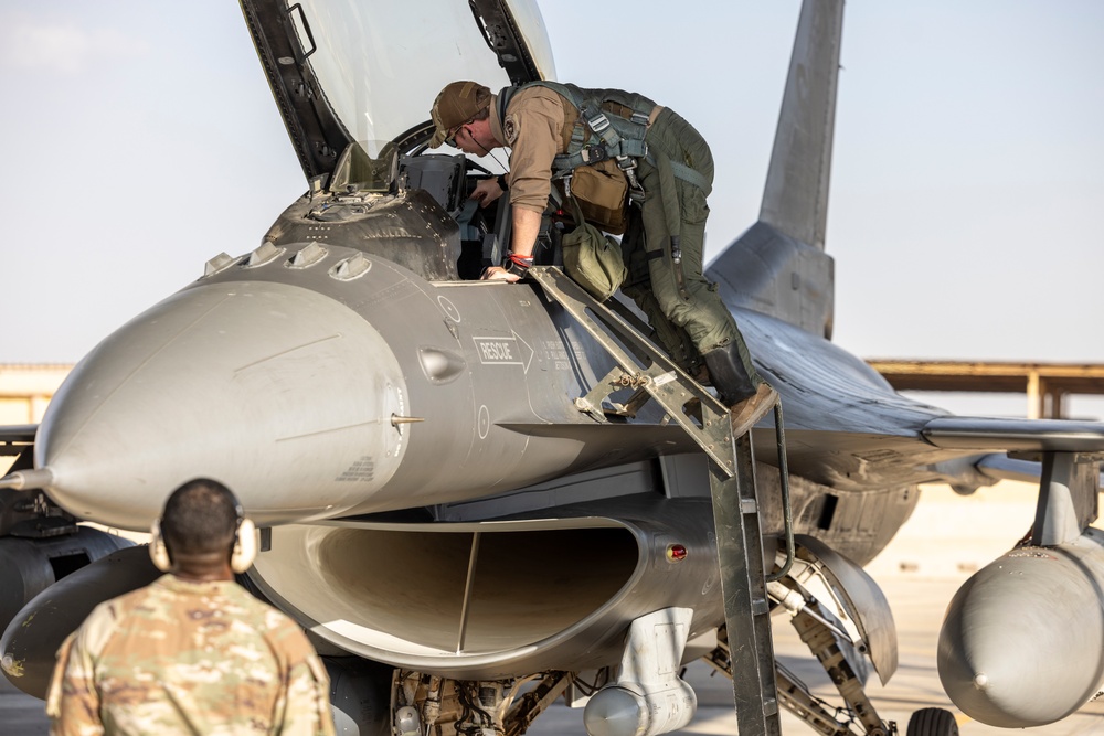 F-16s arrive in Egypt