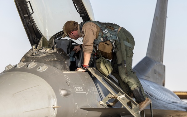 F-16s arrive in Egypt