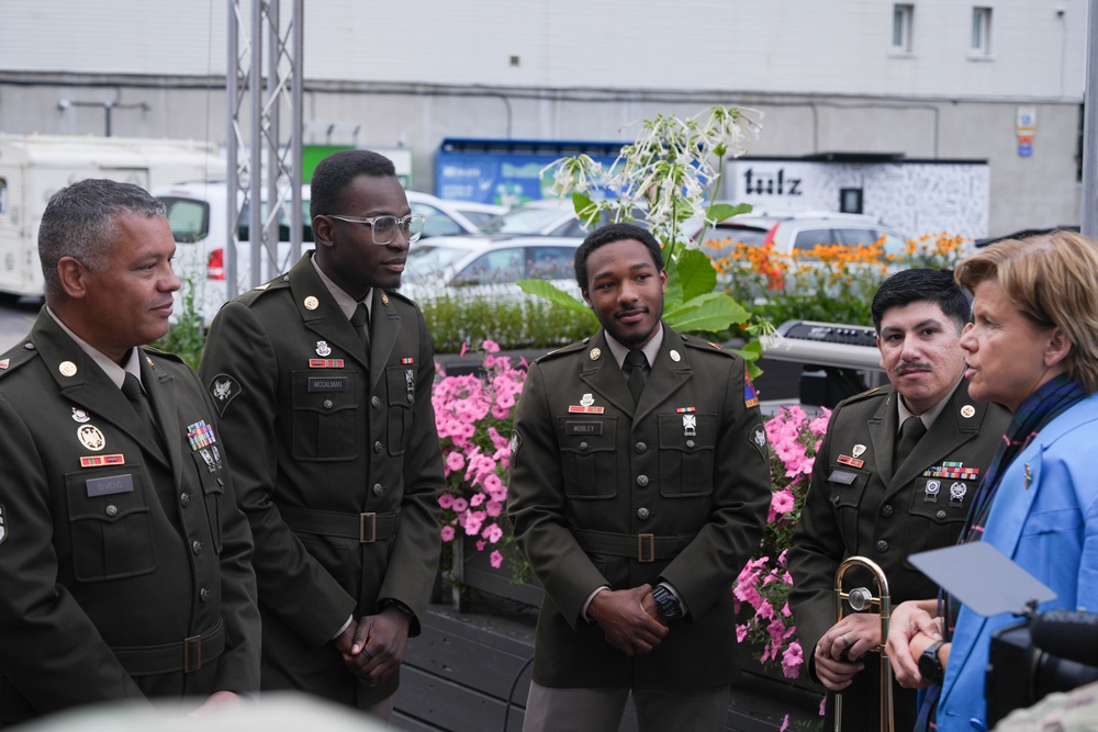 1st Armored Division Band Performs at Market