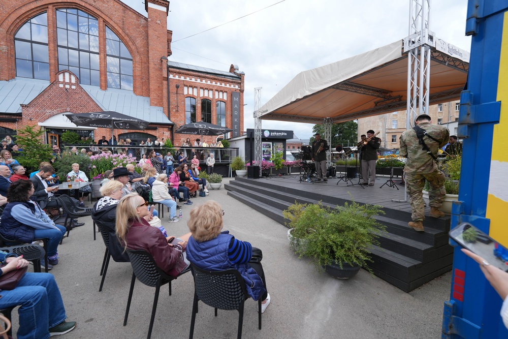 1st Armored Division Band Performs at Market