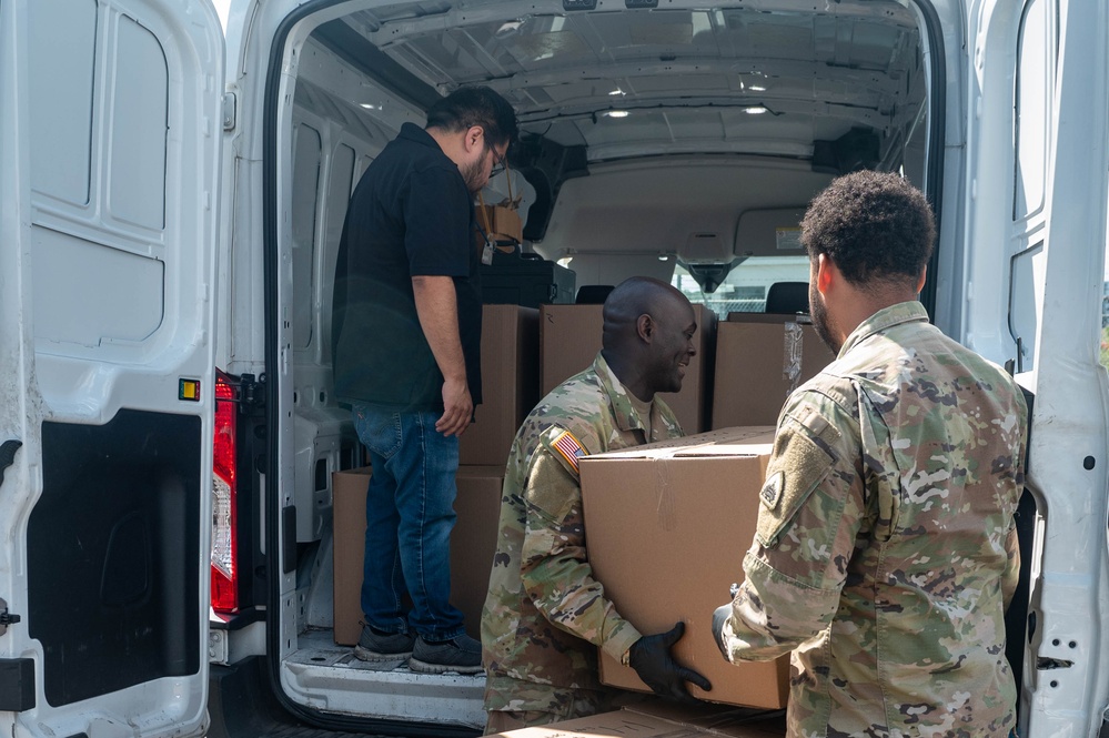US Army Soldiers distribute food