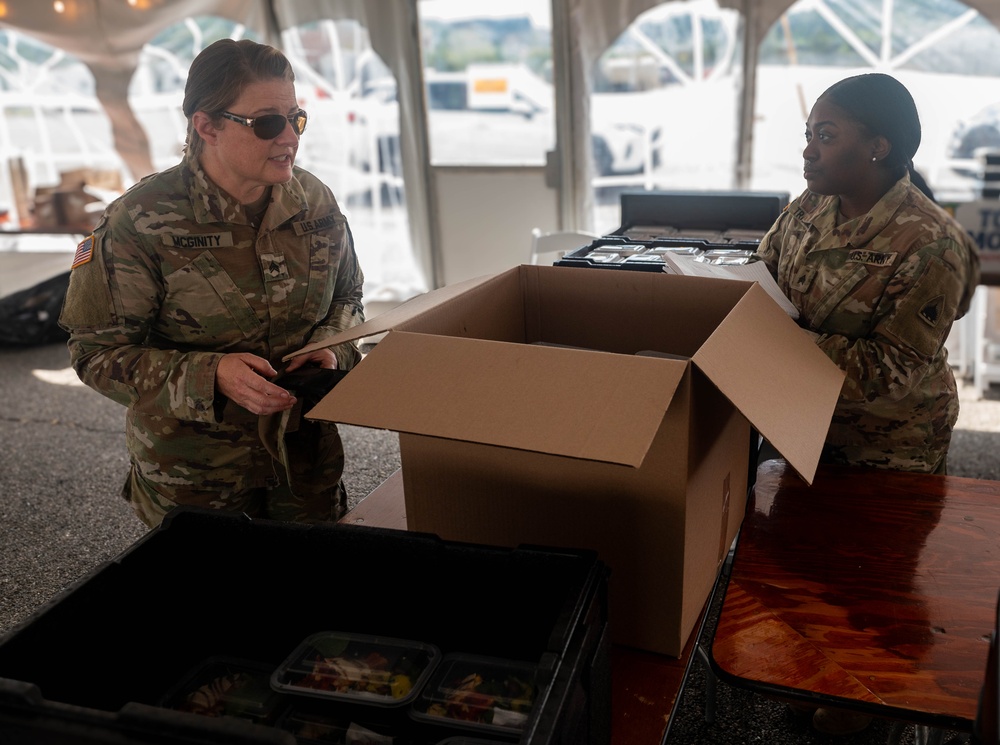 US Army Soldiers Distribute food