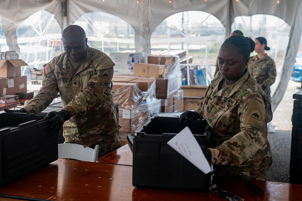 US Army Soldiers Distribute food