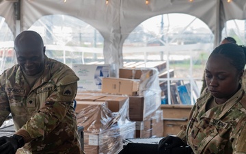 US Army Soldiers Distribute food