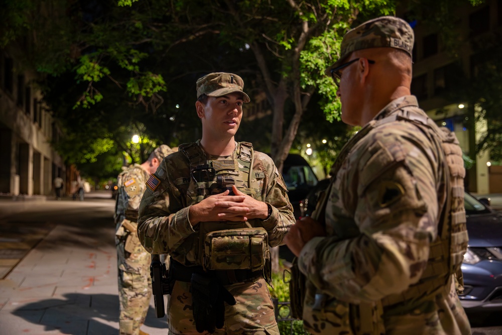 DCNG Commanding General Meets with Soldiers Supporting the D.C. Safe and Beautiful Task Force