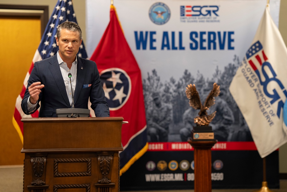 SD Presents 2025 Freedom Award to Hendersonville Police Dept.