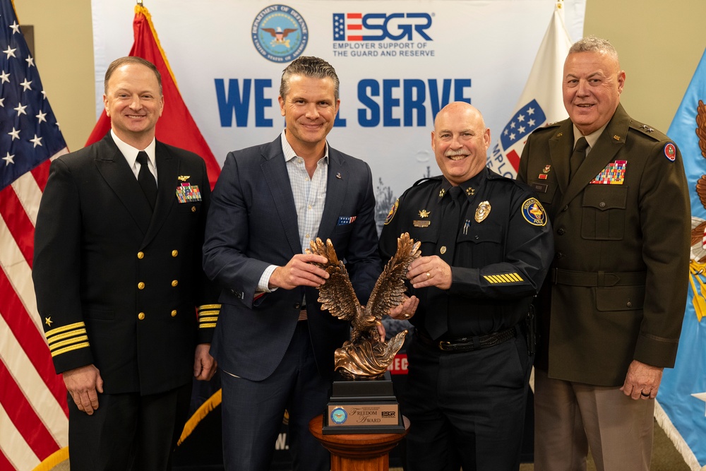 SD Presents 2025 Freedom Award to Hendersonville Police Dept.