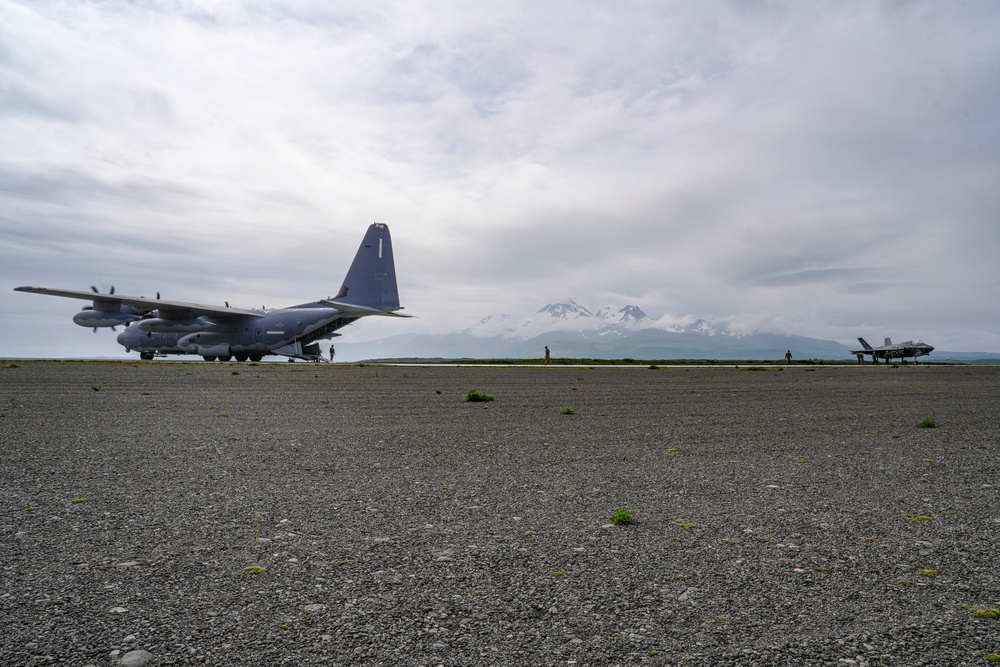 Arctic Edge 25: 27 SOW performs FARP with F-35B Lightning II Joint Strike Fighter