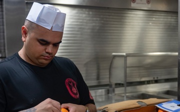 USS America (LHA 6) Conducts Food Service Operations
