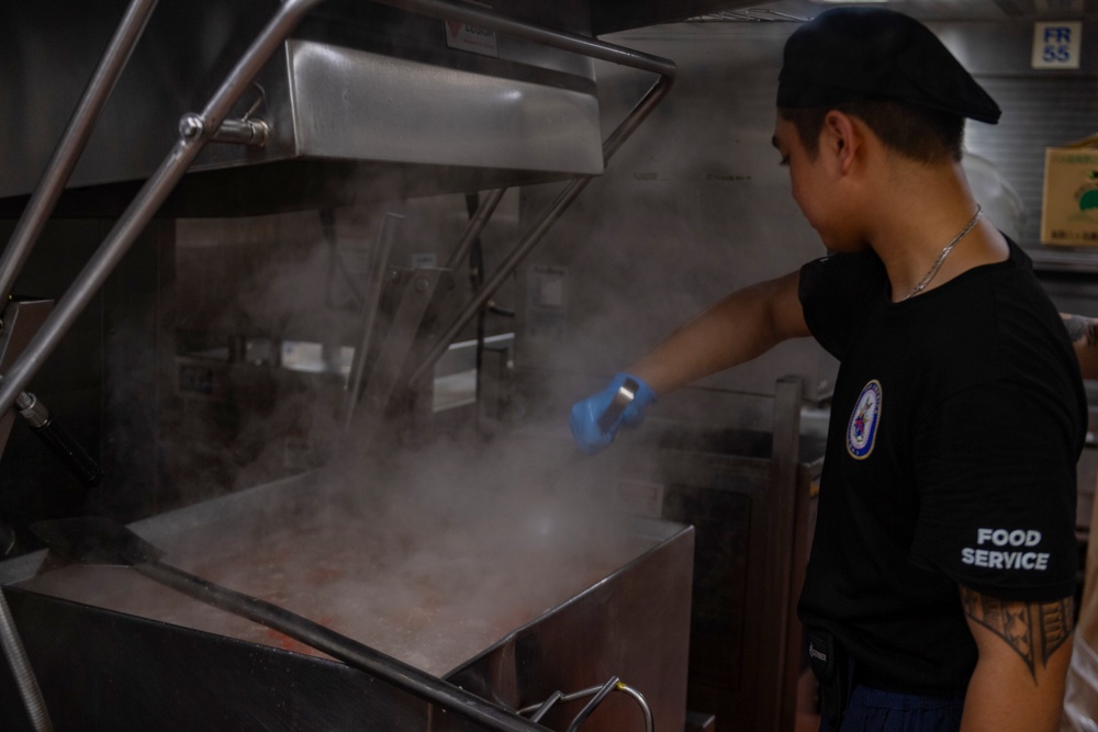 USS America (LHA 6) Conducts Food Service Operations
