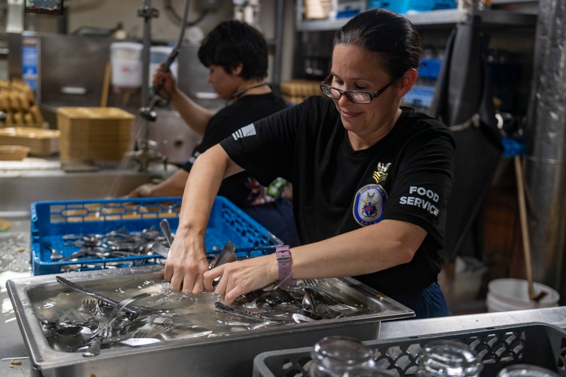 USS America (LHA 6) Conducts Food Service Operations