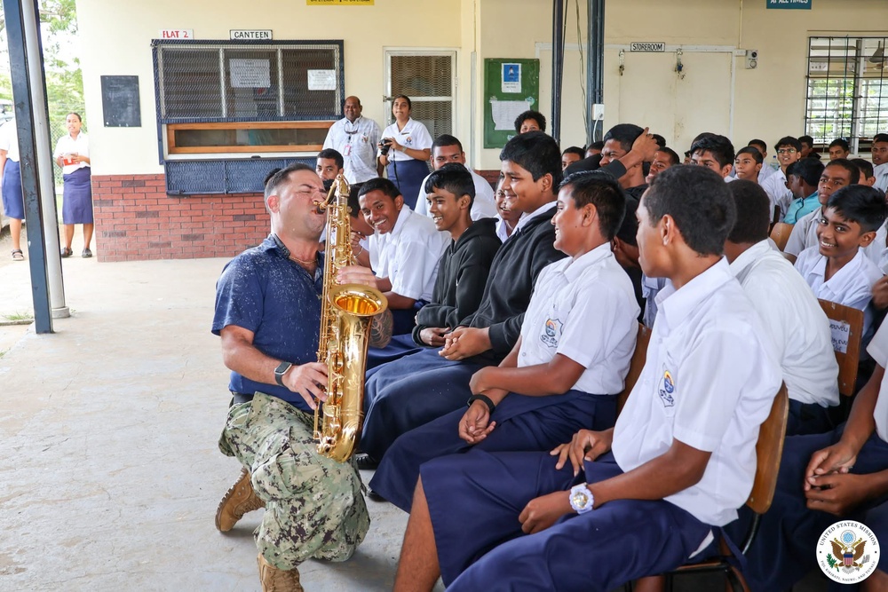 MU3 Manuel Hartman performs for students