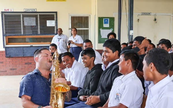 MU3 Manuel Hartman performs for students