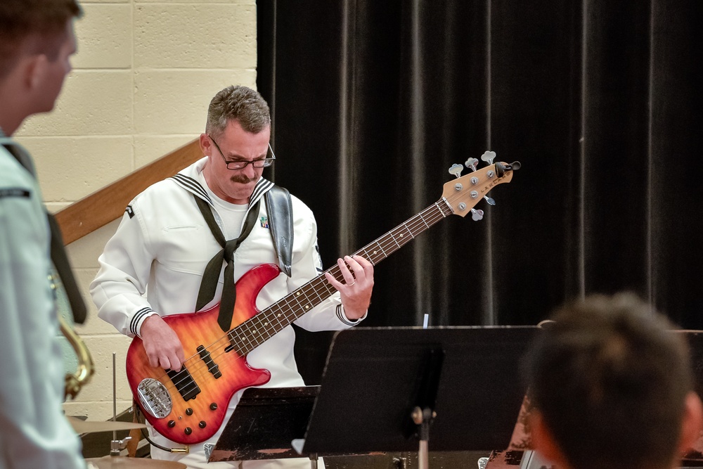 MU1 Mark Lame Performs for Students