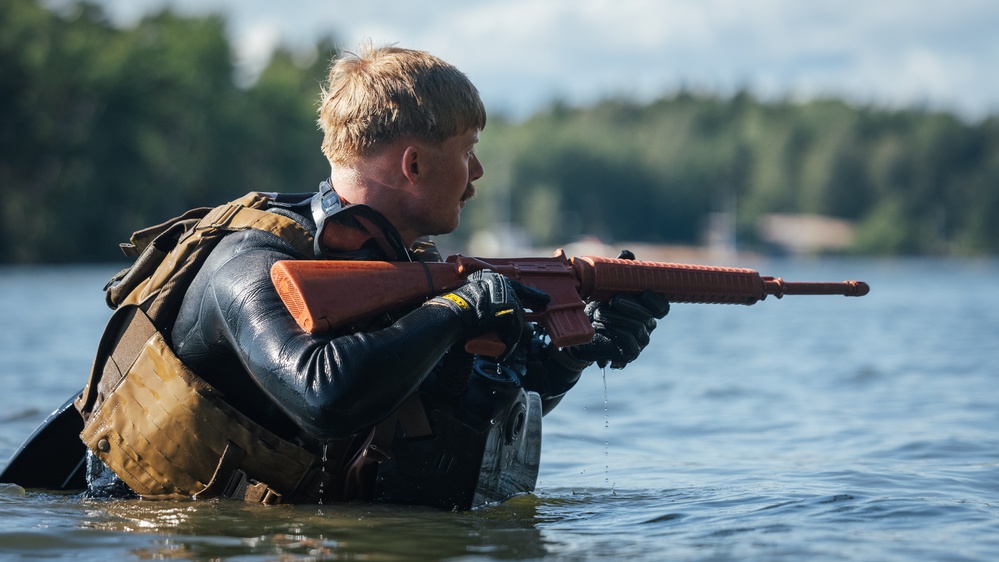 2d Reconnaissance Battalion Marines conduct combatant dive training in Finland