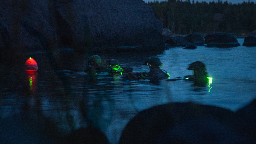 2d Reconnaissance Battalion Marines conduct combatant dive training in Finland