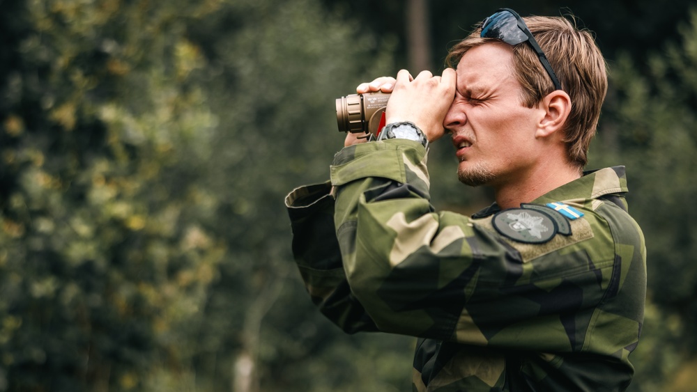 U.S. and Swedish Marines share weapons skills