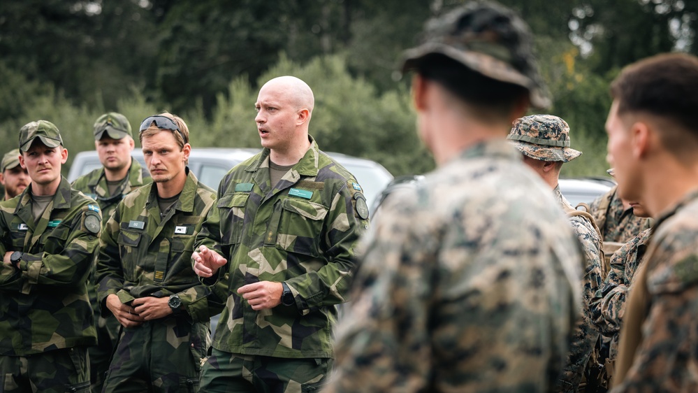 U.S. and Swedish Marines share weapons skills