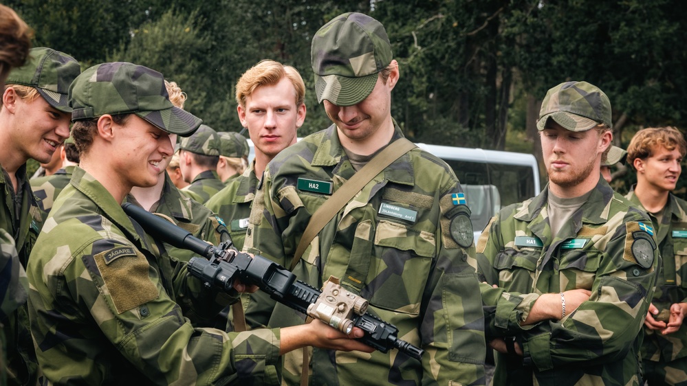 U.S. and Swedish Marines share weapons skills