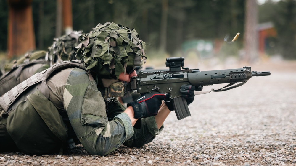 U.S. and Swedish Marines share weapons skills
