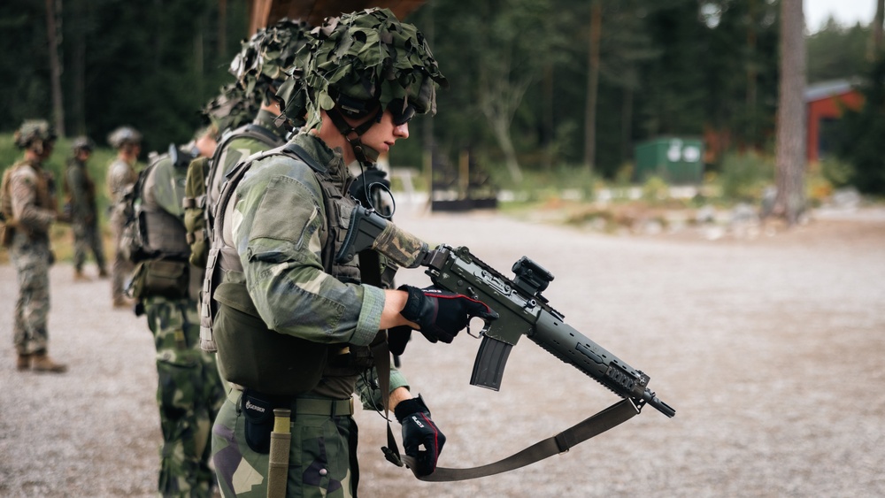 U.S. and Swedish Marines share weapons skills