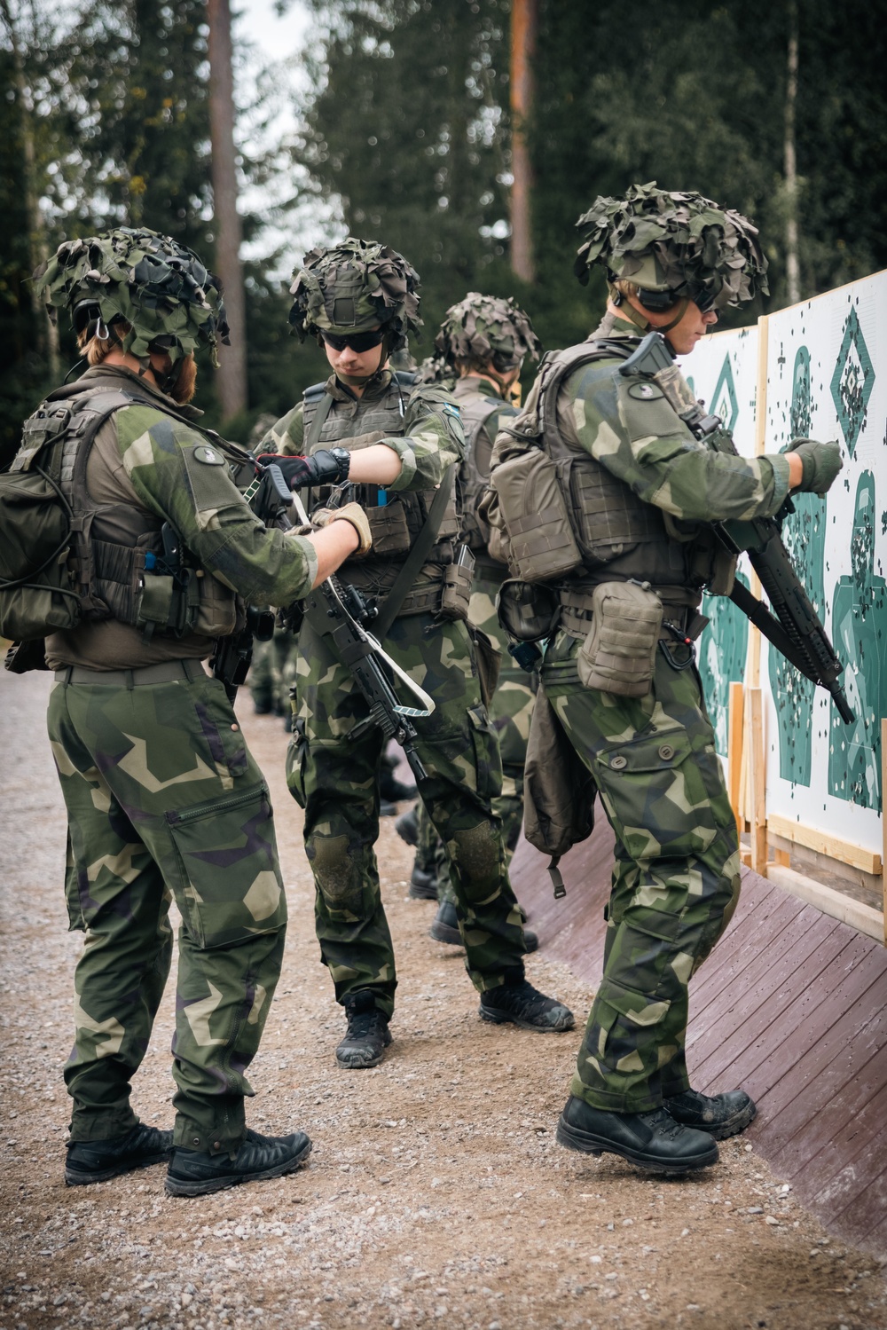 U.S. and Swedish Marines share weapons skills