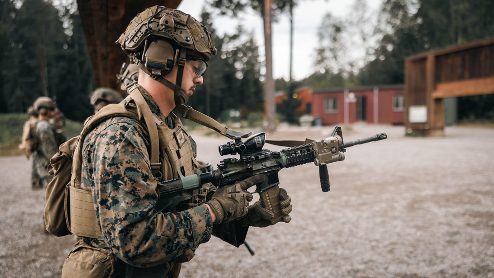 U.S. and Swedish Marines share weapons skills